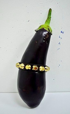 حمزة العملة، ولع بالسلع، ٢٠١٦، عمل تركيبي، معرض المدن ٥ &ldquo;غزة - اعادة اعمار&rdquo;، قيم المعرض يزيد عناني، متحف جامعة بيرزيت