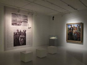 Georges Hanna Sabbagh, L'Artiste et sa Famille à la Clarté (1920). Oil on canvas. Exhibition view at Mathaf in Doha with enlarged review on Sabbagh by French art critic Arsène Alexandre for Les Arts (1920).