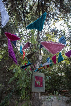 Mohammad Jolani, Partition, 2016. Materials: wires, threads, wool, ropes and a piece of Palestinian traditional dress. Entrance of UNRWA health centre, Old City of Jerusalem, REviewing Jerusalem #2: Return, 2016.