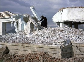 Lida Abdul, White House, 2005, 5&rsquo;00'' NTSC 16:9 16mm film transferred to DVD. Courtesy of the artist.