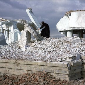 Lida Abdul, <em>White House</em>, 2005, 5’00'' NTSC 16:9 16mm film transferred to DVD. Courtesy of the artist.