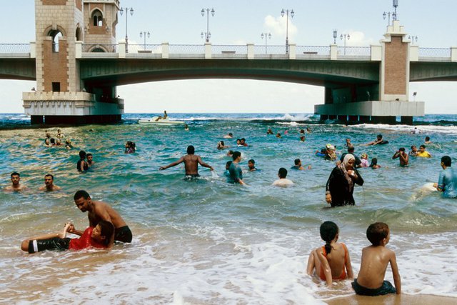 Maha Maamoun, Domestic Tourism I, Beach, c-print, 100 x 70 cm.