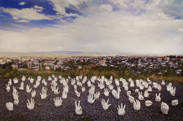 Wouter Osterholt & Elke Uitentuis, Monument to Humanity &ndash; Helping Hands, 2011/2013.
