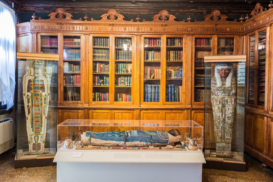 Hera B&uuml;y&uuml;ktaşcıyan, The Keepers, 2015. 12 casted hands in wax and bronze, 19 x 9 cm. Installation view, Mekhitarist Monastery of San Lazzaro degli Armeni, Venice.