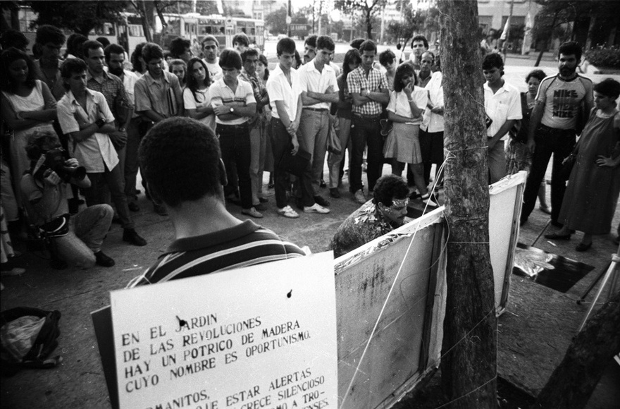 Juan S&iacute; Gonz&aacute;lez, The Artist as a Political Man, 1988.
