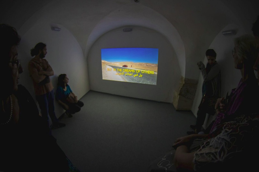 باسل عبّاس وروان أبو رحمة، متمرِّدون بالمصادفة ٢٠١٢-٢٠١٥، سنوات لا ترحم، الجزء ٢ (فصل ٤). فيديو أحادي القناة عالي الوضوح وصوت ثنائي القناة مع مكبِّر صوت فرعي، ٦ دقائق و٢٠ ثانية. 