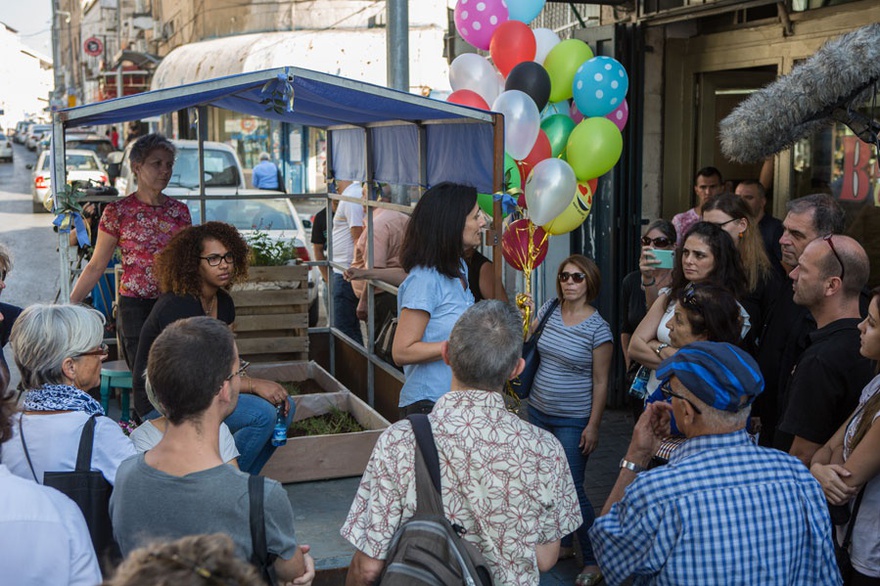 Deborah Aguirre Jones, Here, There and Jerusalem, 2016. Urban intervention, Zahra Street, Jerusalem. REviewing Jerusalem #2: Return, 2016.
